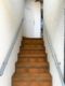 Viel Immobilie zum günstigen Preis: Älteres EFH plus vermietete 3-Zimmerwohnung und noch viel mehr! - Treppenaufgang 3-Zimmerwohnung