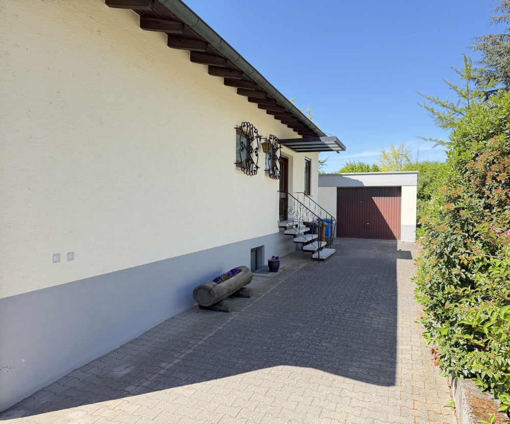 Eingang u. Garagenzufahrt