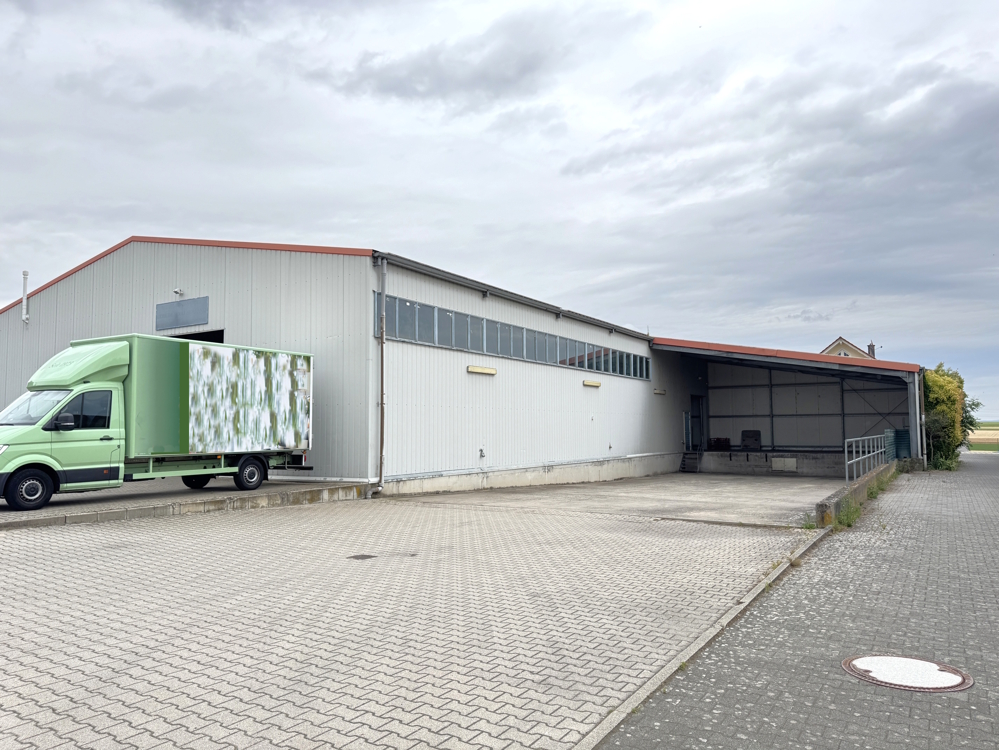 Halle mit Laderampe