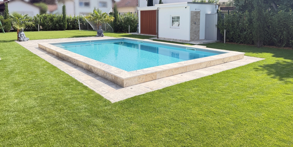 Pool mit Technikhaus