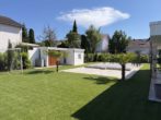 Garten mit Pool-Technikhaus