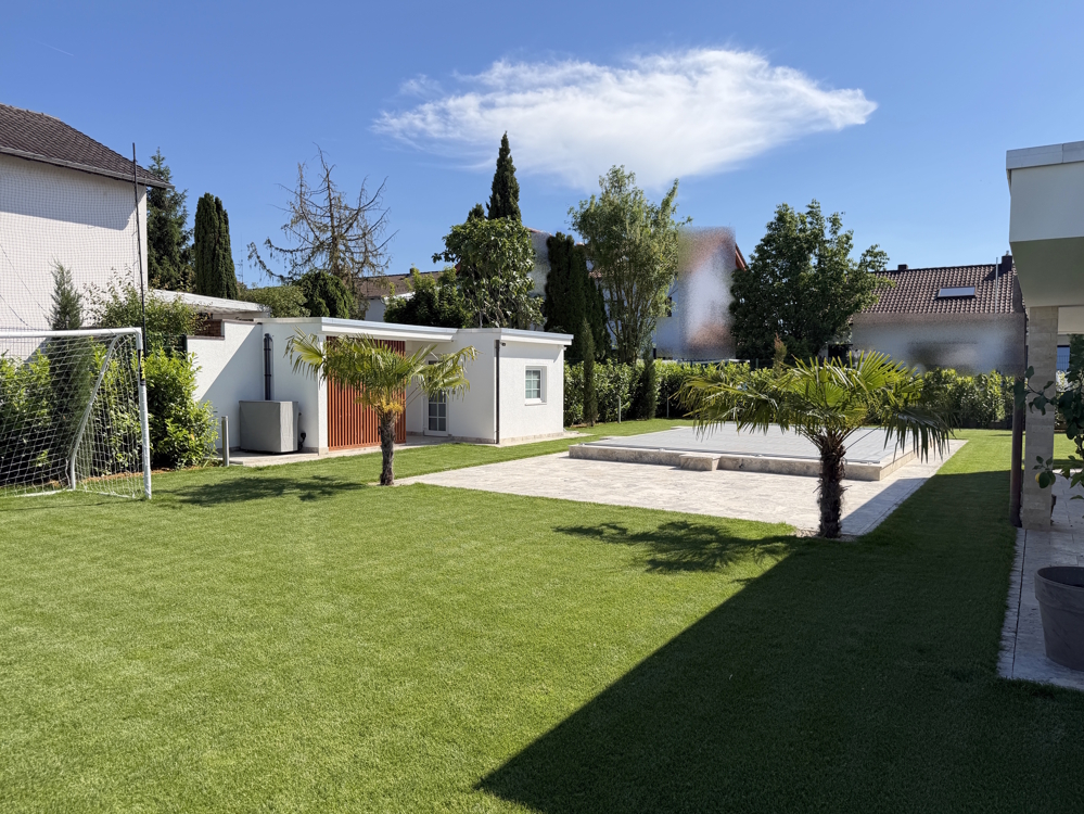 Garten mit Pool-Technikhaus