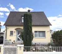 Gebäude Straßenseite