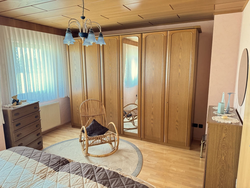 Zimmer 1, OG