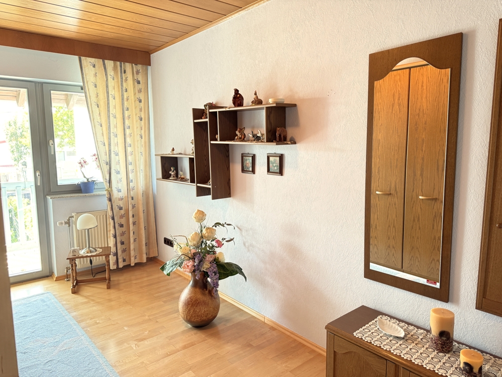 Zimmer 2, OG