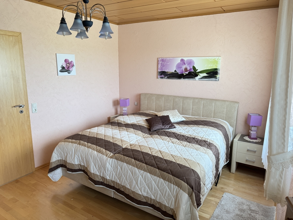 Zimmer 1, OG