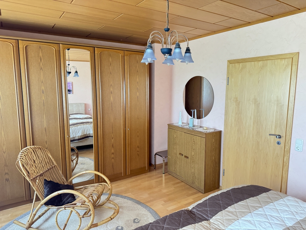 Zimmer 1, OG