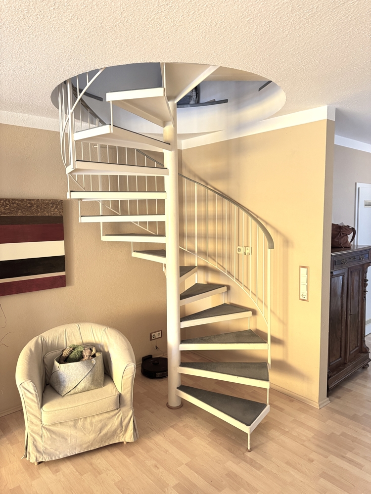 Treppe z. oberen Ebene