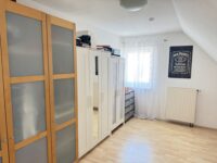 Schlafzimmer 2, o. E.