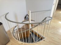 Treppe z. oberen Ebene
