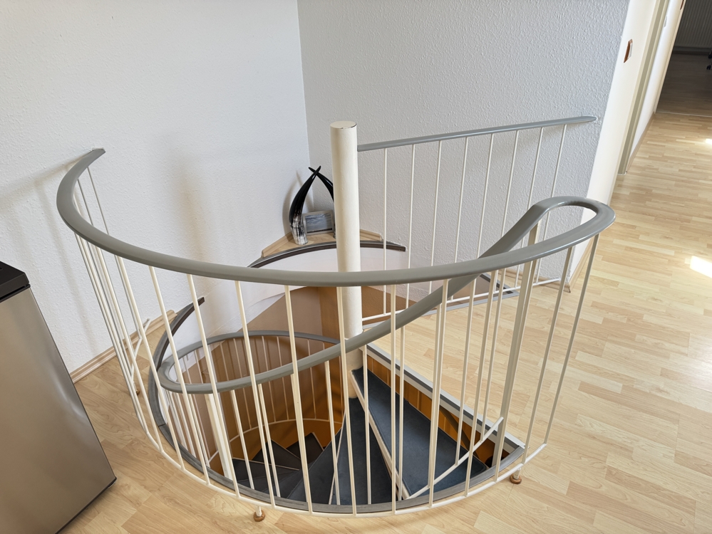 Treppe z. oberen Ebene