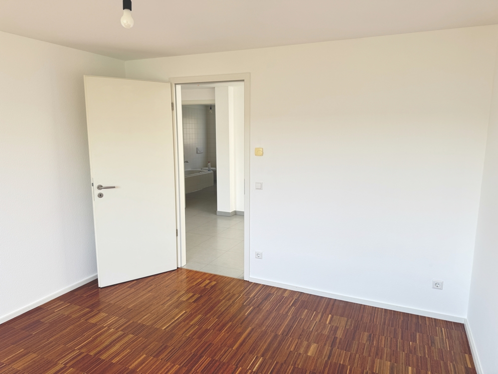 Zimmer 2, OG