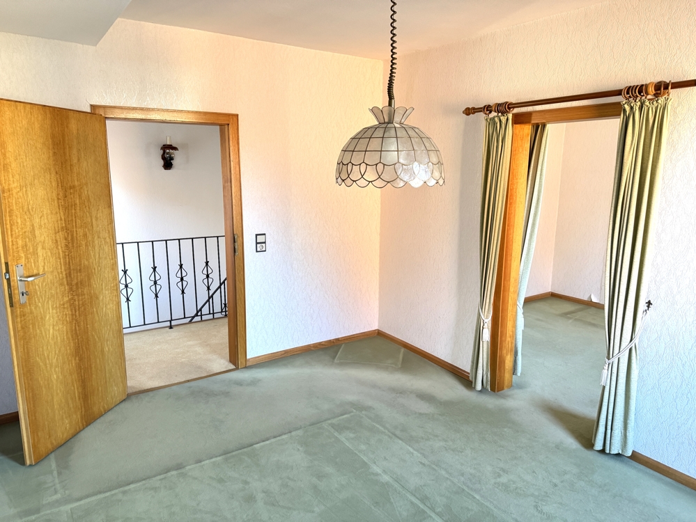 Zimmer 1, OG