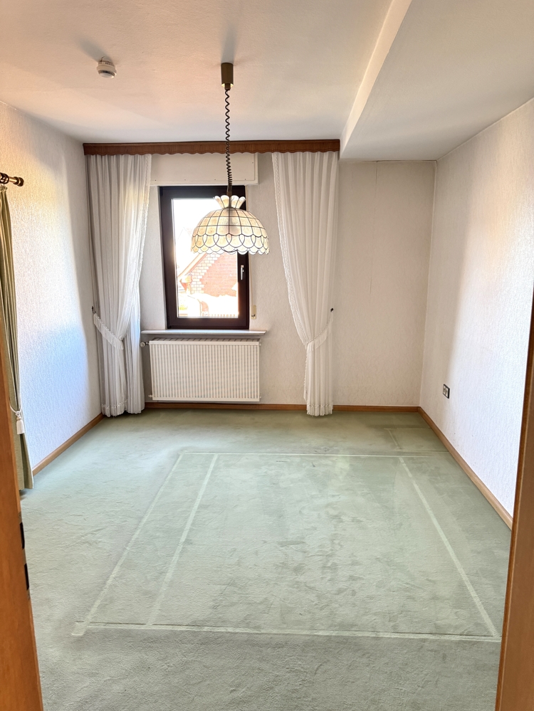 Zimmer 1, OG