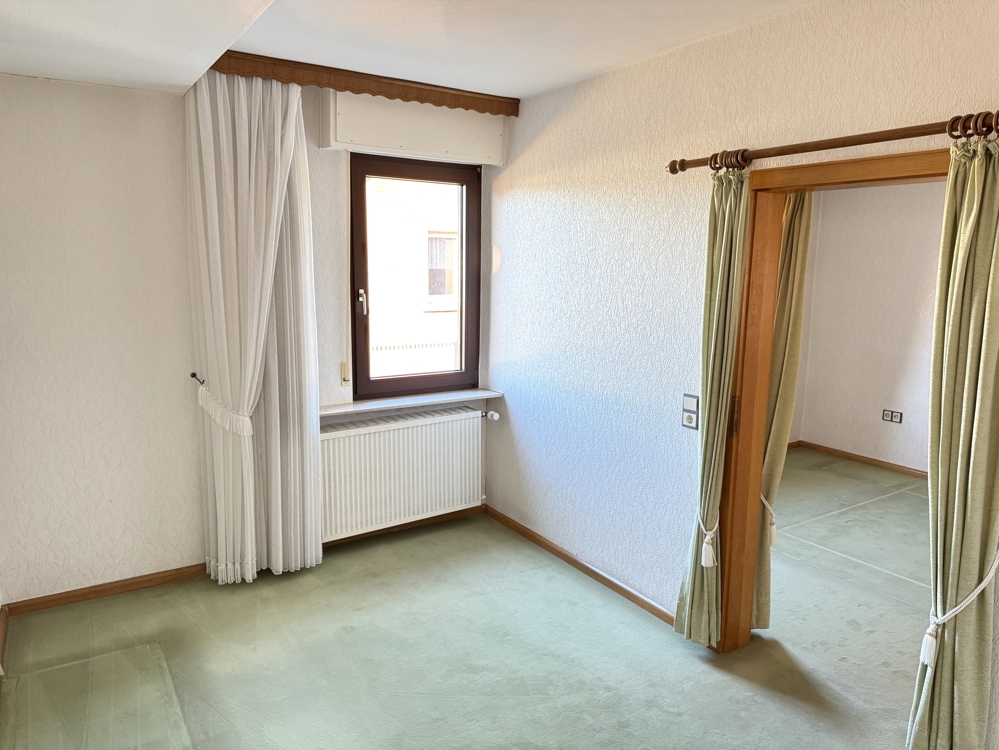 Zimmer 2, OG