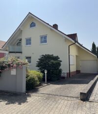 Gebäude Straßenseite