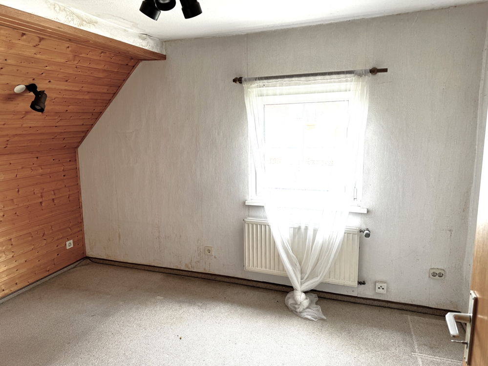 Zimmer 2, OG